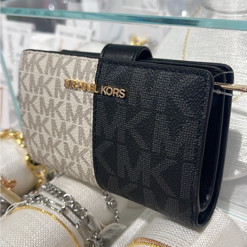 MICHAEL KORS
Jet Set Travel Medium Bifold Zip Signature Logo Wallet 
Black Multi